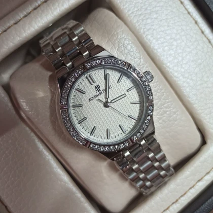 ساعت مچی زنانه طرح AP موتور ژاپن صفحه سفید کیفیت A+++
