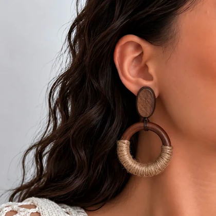گوشواره حلقه‌ای چوبی بافت‌دار قهوه‌ای