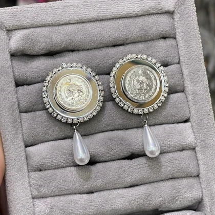 گوشواره سکه ای با اویز مروارید اشکی