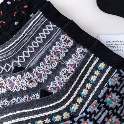 جوراب ساق‌دار گل‌گلی مشکی