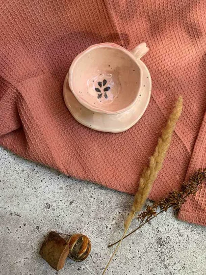 فنجان و زیرفنجانی صورتی