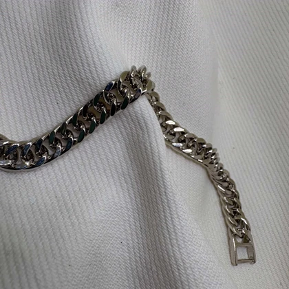 دستبند ژوپینگ طرح کارتیه (کوبان) نقره‌ای با قفل کتابی | یونیسکس