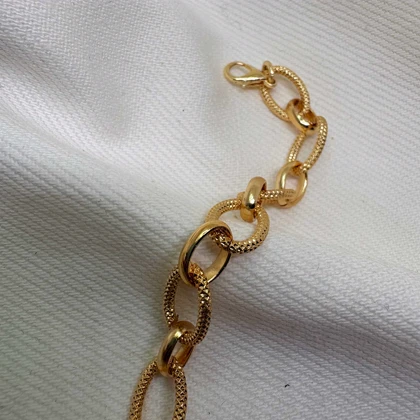 دستبند برند شین مدل «بیضی خاویاری» | با آبکاری طلای 24 عیار و بافت برجسته