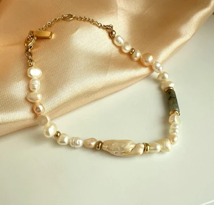 دستبند زنانه مروارید طبیعی و سنگ معدنی (Baroque Pearl & Stone) – آبکاری طلایی