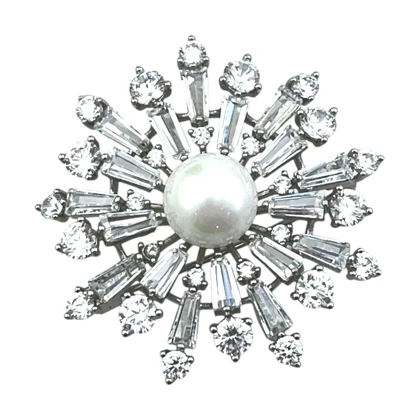 سنجاق سینه زنانه ژوپینگ مدل اسنول پرل طرح برف جواهری نگین‌دار با مروارید مرکزی