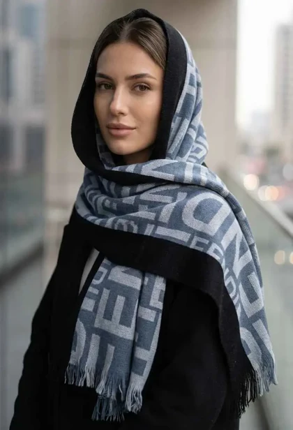 شال بافت گرم فندی طرح تایپوگرافی - جسارت در استایل زمستانی