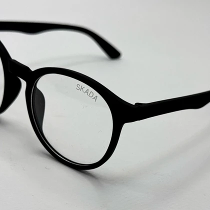 فریم عینک طبی گرد اسکادا مشکی به همراه کاور پارچه ای و دستمال نانو مخصوص عینک