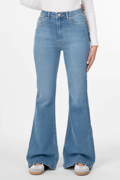 شلوار جین زنانه بوت‌کات فلکس(کشی) آبی وسط رویال جین Royal Jeans