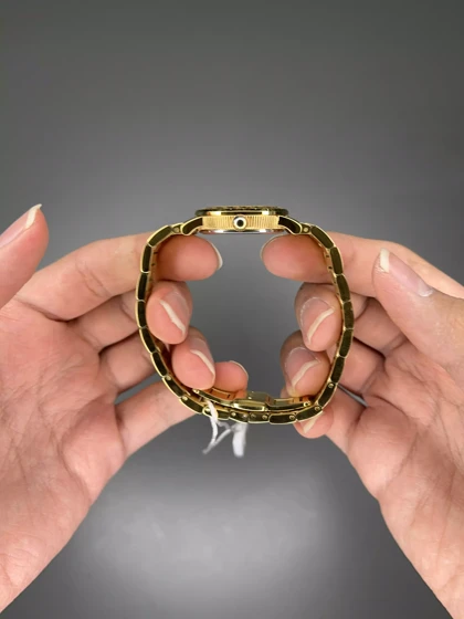 ساعت مچی ورساچه دورحکاکی بند طلایی صفحه طلایی Versace