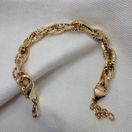 دستبند برند شین مدل «بیضی زرین» | با آبکاری طلای 24 عیار و تراش‌های درخشان