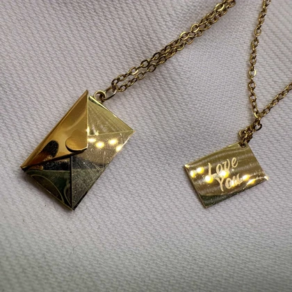 ست گردنبند دو نفره مدل «نامه و پاکت» | استیل با آبکاری طلایی (مشابه طلا)