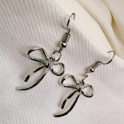 گوشواره استیل طرح «پاپیون مینیمال» | مدل آویز با آبکاری سیلور درخشان