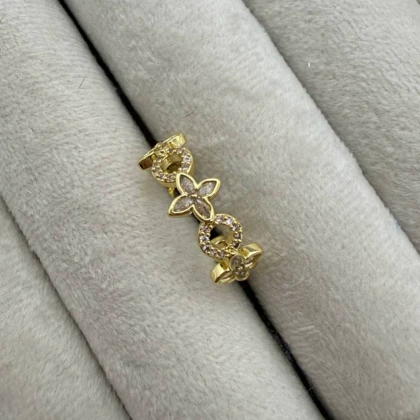 انگشتر دایره و گل نگین‌دار