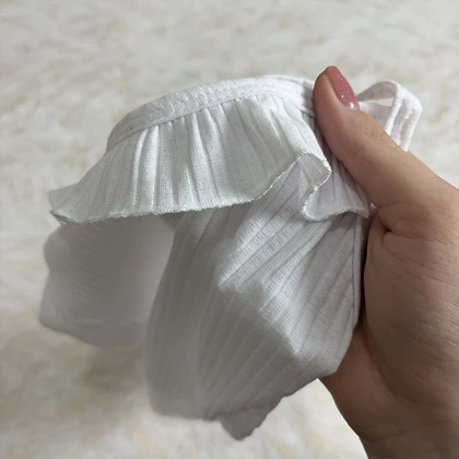 تاپ یقه چین‌دار سفید