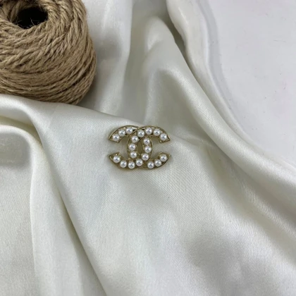 گل سینه زنانه مدل آوین طرح شنل مرواریدی