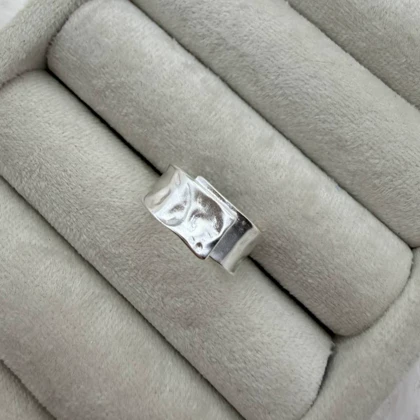 انگشتر نقره‌ای با سطح نامنظم