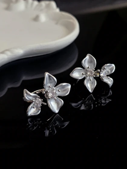 انگشتر خاص گل نقره ای طرح نگین کد mah010