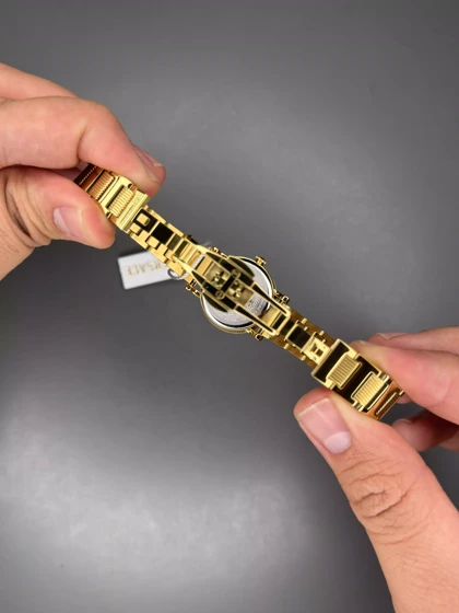 ساعت مچی ورساچه دورحکاکی بند طلایی صفحه سفید Versace