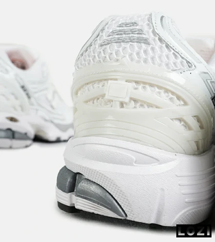 کفش کتانی سفید New Balance 1906R