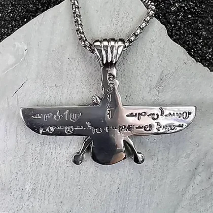 گردنبند مردانه طرح فروهر، نمادی از شکوه ایران باستان