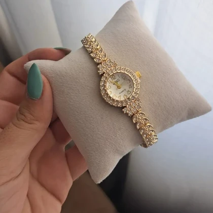 ساعت مچی زنانه نگین‌دار رنگ ثابت خاص وجذاب