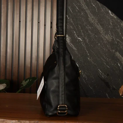 کیف دوشی زنانه بیورا مدل zf551