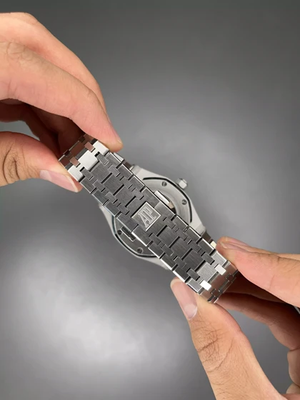 ساعت مچی اودمار پیگه اوپن هارت قاب شنی بدنه سیلور صفحه مشکی Audemars Piguet