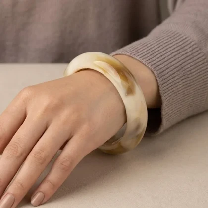 دستبند زنانه بنگل رزینی یک‌تکه مدل نورا شیری‑عسلی