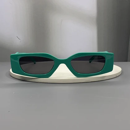 عینک آفتابی زنانه پرادا با فریم کائوچو و لنز پلی‌کربنات UV400 Prada Women