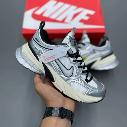 کفش نایک وومرو 5 نقره‌ای کرم Nike Vomero 5 Silver Cream