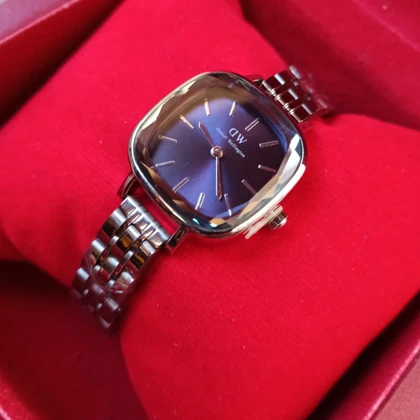 ساعت مچی زنانه DW آینه ای صفحه سرمه ای بند سیلور