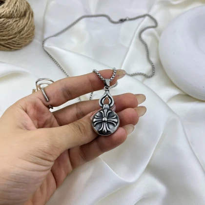 گردنبند مردانه مدل سایروس طرح کروم استیل رنگ ثابت
