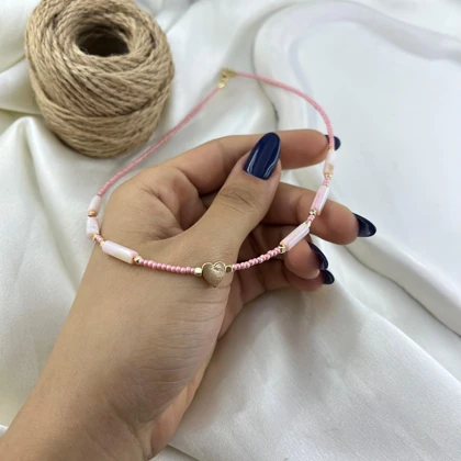 گردنبند زنانه مهره ای مدل آوین طرح قلب تابستانی صورتی طلایی