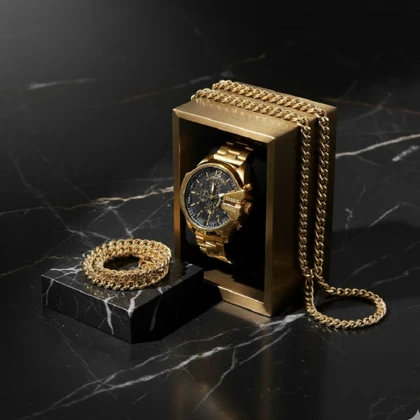 ست ساعت مچی مردانه طلایی صفحه مشکی مدل U700 + دستبند و گردنبند کارتیه رنگ طلایی