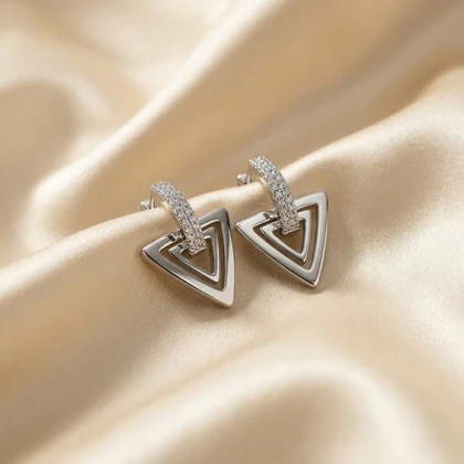 گوشواره نقره‌ای آویز مثلثی نگین‌دار