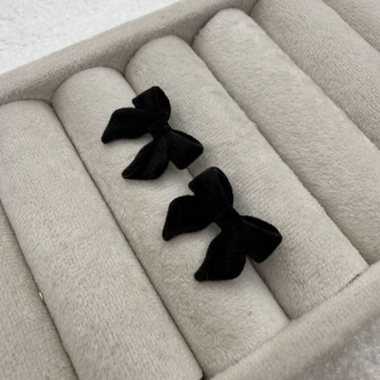 گوشواره مخمل مشکی پاپیون