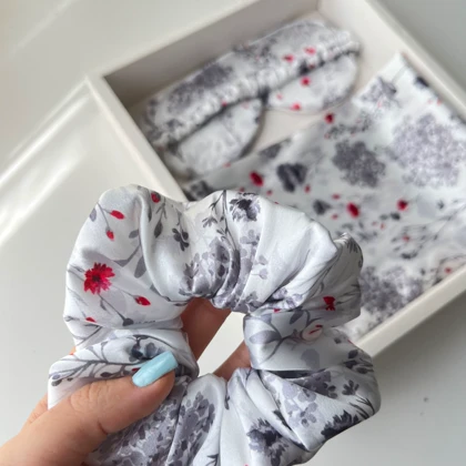 ست ساتن رو بالشتی به همراه چشم بند و کش مو طرح باغ نقره ای