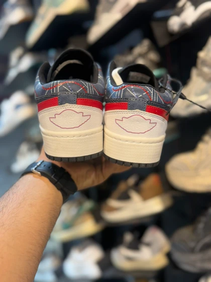 کتانی زنانه جردن وان سرمه ای قرمز