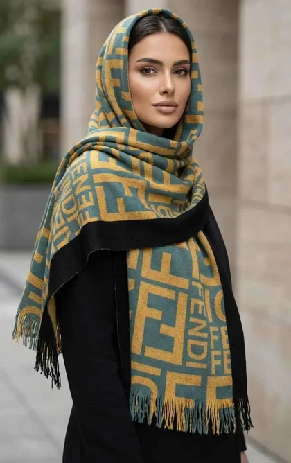 شال بافت گرم فندی طرح تایپوگرافی - جسارت در استایل زمستانی