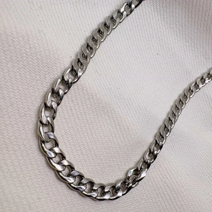 زنجیر استیل مدل «کارتیر صیقلی» | طراحی یونیسکس با آبکاری نقره‌ای (رنگ ثابت)