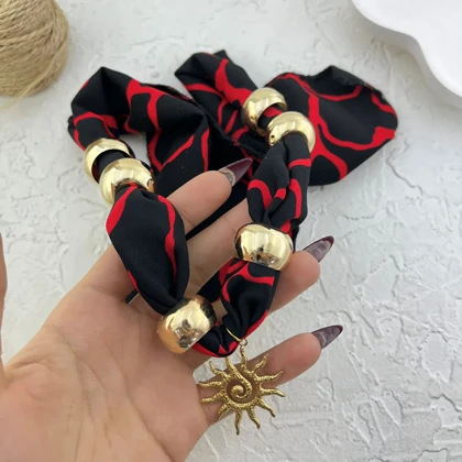 گردنبند زنانه مدل سولرا گلد طرح خورشید لوکس با پارچه طرح دار و مهره‌های طلایی