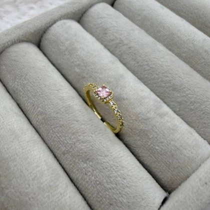 انگشتر با نگین صورتی