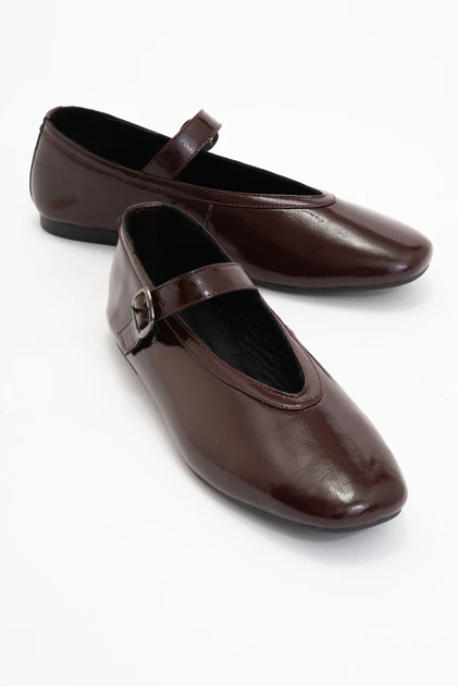 کالج زنانه luvishoes luvishoes