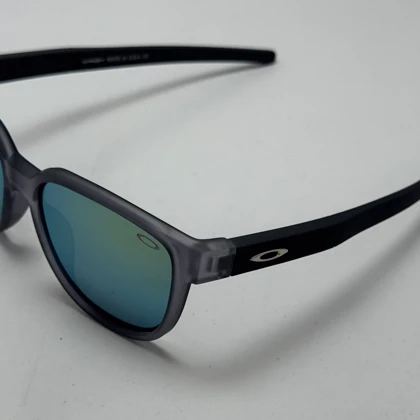عینک آفتابی اوکلی سبک OAKLEY فریم طوسی عدسی هفت رنگ کد 2435