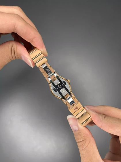 ساعت مچی امگا کانستلیشن صفحه طرحدار دور نگین رزگلد Omega Constellation