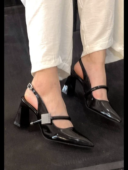 مجلسی پشت‌باز میو میو