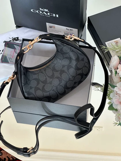 کیف زنانه کوچ مدل هلالی Coach