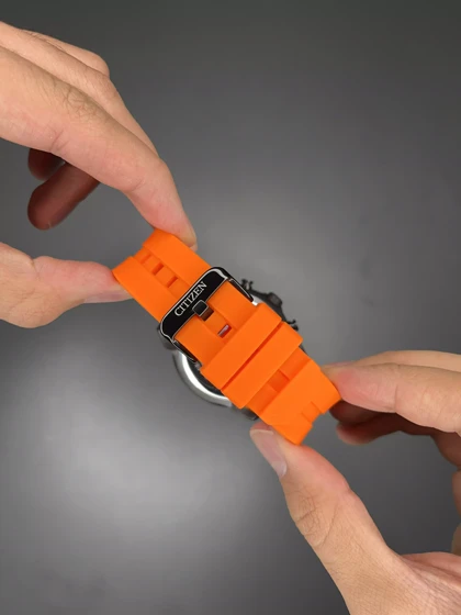 ساعت مچی سیتیزن کورنوگراف بند رابر نارنجی صفحه مشکی Citizen