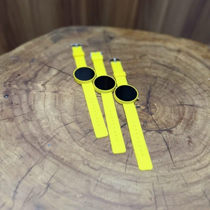 ساعت ال ای دی بند سیلیکونی زرد پاستیلی صفحه گرد 25 میلی‌متری با قابلیت تاریخ و 24 ساعته