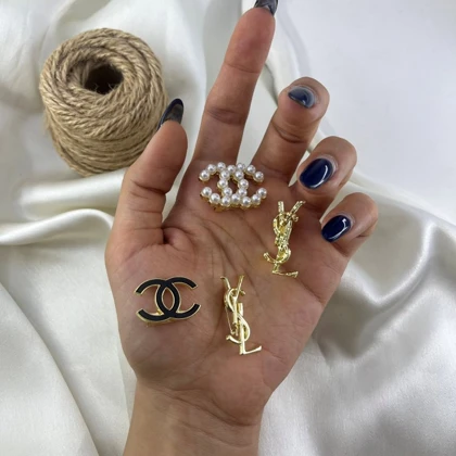 گل سینه مدل آرا طرح شنل و وای اس ال مرواریدی طلایی
